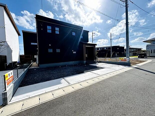 広々とした駐車スペースで車の出し入れもスムーズに行えます。前面道路が広いため駐車がしやすい環境です。建物前にしっかりと舗装されたスペースが確保されています。敷地内で安心して車を停めていただけます。