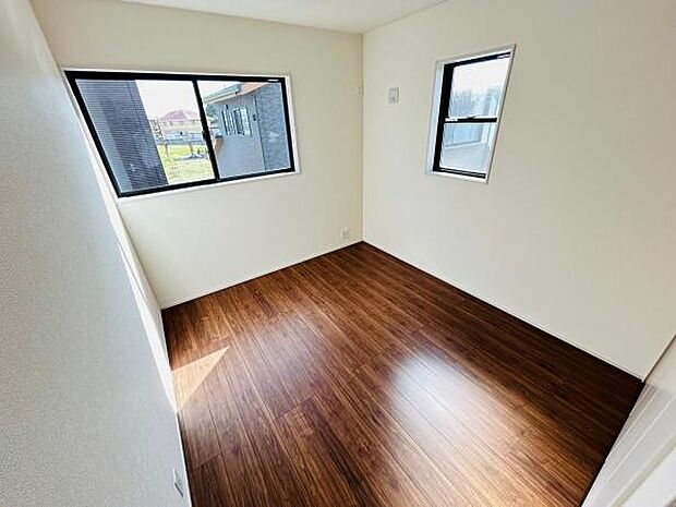 二面採光で明るい洋室です。空間に開放感があり日当たりの良さが印象的です。シンプルな内装が様々なインテリアに合わせやすいです。美しい木目調のフローリングが特徴的です。