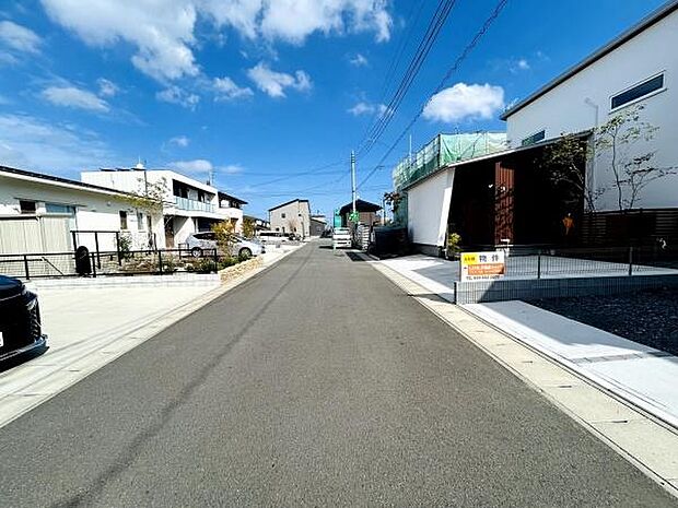 幅のある前面道路が広がり車の出入りもスムーズに行えそうです。住宅街らしい落ち着いた街並みが印象的です。日当たりの良い現地周辺は開放感があります。整備された歩道もうれしいポイントです。