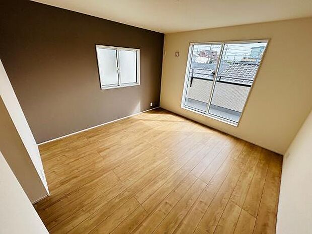 大きな窓から自然光がたっぷり入る寝室です。落ち着いたカラーの壁が空間にアクセントを加えています。フローリングが美しい印象を与え使い勝手の良い形状です。収納や家具の配置もしやすい広さがあります。