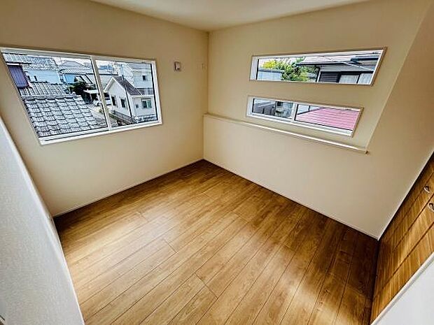 2面の窓から自然光がしっかり入る子供部屋です。木目調の床が明るい印象を与えます。シンプルな内装で自由なレイアウトを楽しめます。採光と通風が良好なお部屋です。