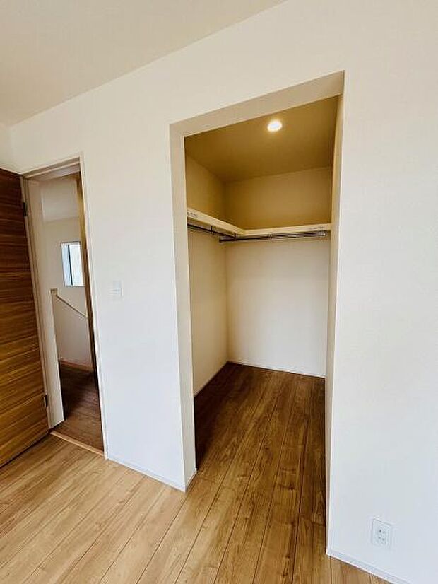 クローゼットが設けられており使い勝手の良い収納スペースです。棚やハンガーパイプも備え付けられています。室内の一角にすっきりと収まるデザインが特徴です。床材との調和も感じられる収納です。