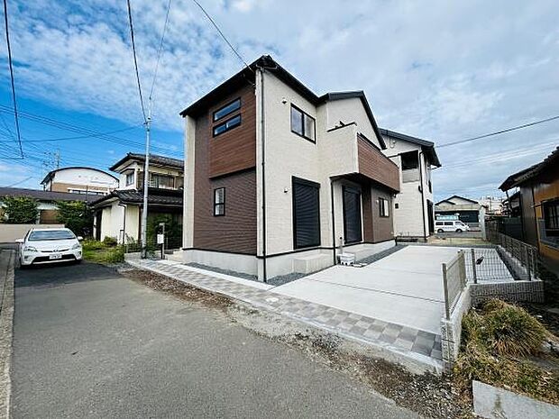 住居に隣接した駐車場が設けられており車の出し入れがスムーズに行えます。前面道路へのアクセスも良好で車通りが少なく落ち着いた雰囲気です。敷地が広くゆったりとしたスペースを確保しています。
