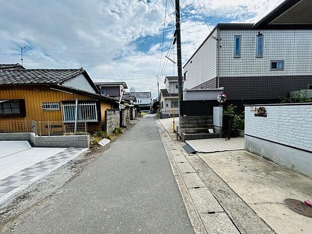 現地前面道路は幅がしっかりと確保されており車での出入りもスムーズに行えます。周囲には個性的な建物が並び落ち着いた街並みが広がっています。前面道路が住宅街に面しているため安心して利用できます。