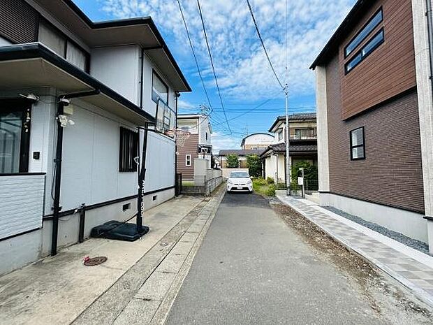 前面道路が幅広く車の出入りがしやすい環境です。周囲は住宅が立ち並び落ち着いた雰囲気が広がっています。電柱や配線も整然としており整った街並みが印象的です。道路脇には歩道も設けられており移動が便利です。