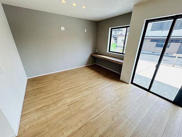 ナチュラルなフローリングがあたたかみを感じさせるリビングです。大きな窓からは光が差し込み明るさが広がります。壁際のカウンターは使い方が広がりそうです。