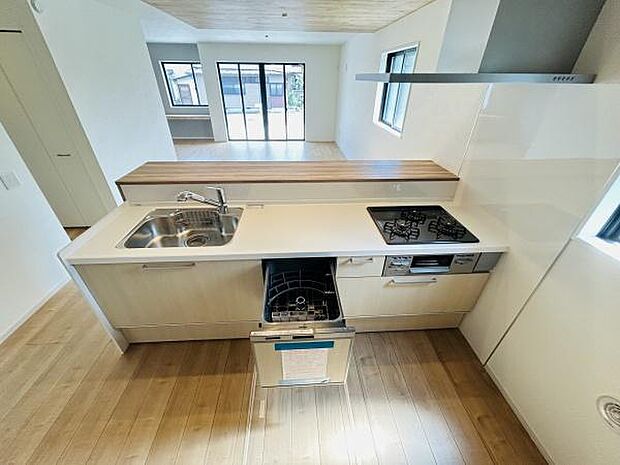 キッチンは開放感があり作業しやすいレイアウトです。窓からの自然光が明るさをもたらします。収納も充実しており整理しやすい設計です。使い勝手を考えたシンクやコンロも魅力です。