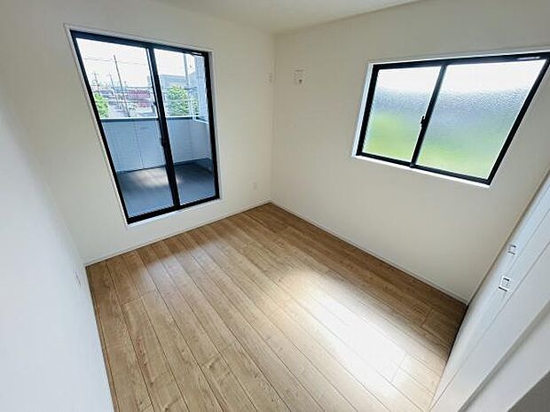 明るい日差しが差し込む寝室です。二面採光で通気性が期待できます。ナチュラルなフローリングが落ち着いた印象を与えます。バルコニーに直接出られる窓もあり使い勝手が良いです。