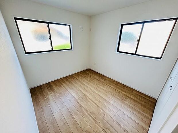 ナチュラルな木目調のフローリングが特徴的です。二面採光で明るさをしっかり確保しています。シンプルな内装でお好みに合わせたアレンジが可能です。収納スペースも備わっています。