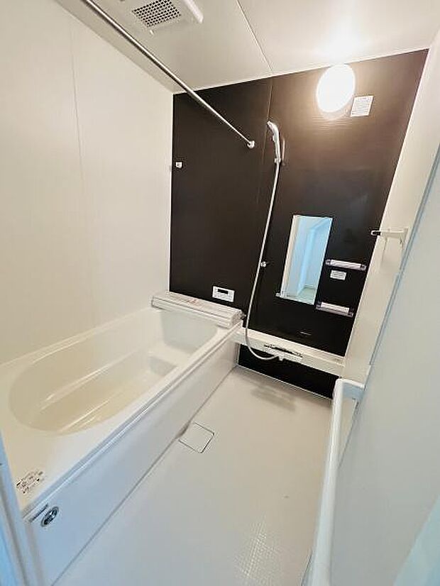 明るく爽やかな印象のバスルームです。スタイリッシュな壁面デザインが空間を引き締めています。浴槽の広さがゆったりとしており快適なバスタイムをサポートします。シンプルな配色でお手入れも簡単です。