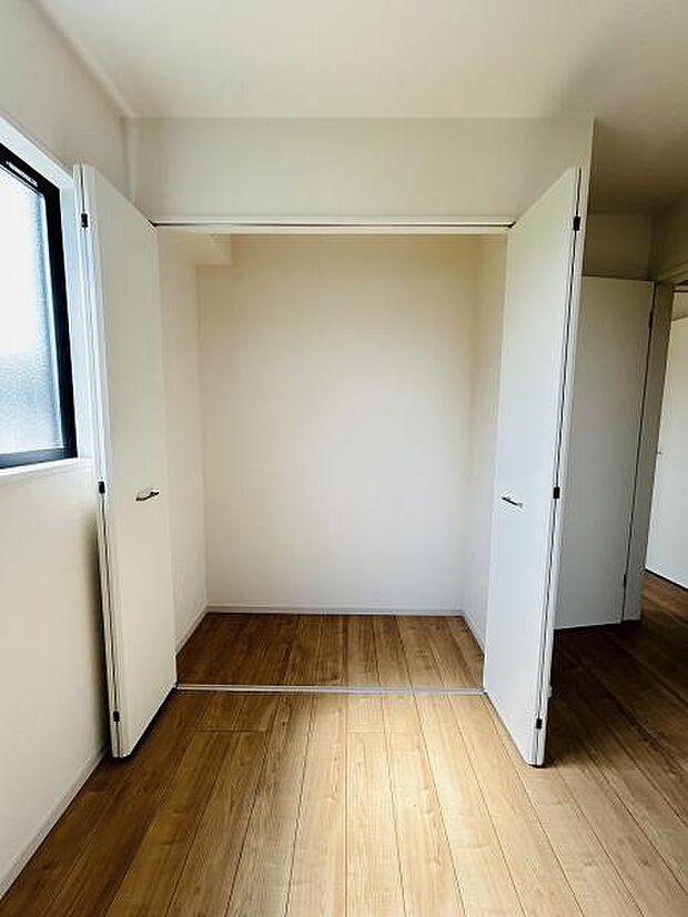 両開きの扉が使いやすい収納スペースです。室内に自然光が入る窓付きで明るい雰囲気です。フローリングと統一感のあるデザインが特徴です。収納内は奥行きがあるので使い勝手も良好です。