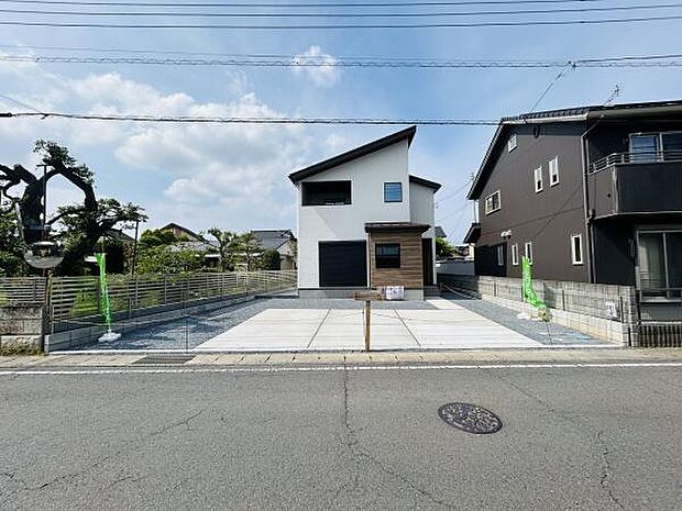 広々としたスペースの駐車場です。舗装された敷地で車の出し入れもスムーズに行えます。建物前面に位置し使いやすい配置です。道路からのアクセスも良好です。さまざまな用途に対応する駐車場です。