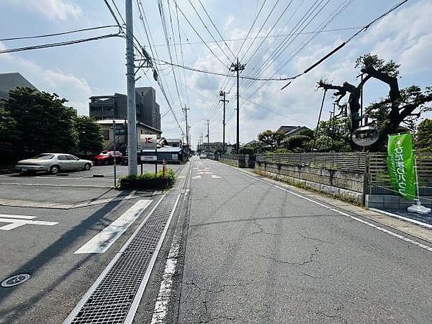 前面道路は幅が広く車の通行にもゆとりがあります。周囲には住宅や緑が点在し落ち着いた雰囲気が感じられます。舗装状態も良好で歩行や自転車の移動も快適に行えます。