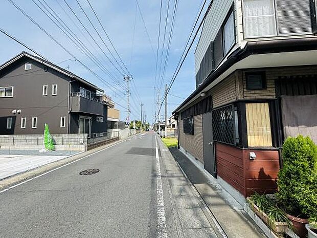 前面道路が広く車の出入りもしやすい現地です。周囲には新しい住宅が並び整った街並みが印象的です。日当たりも良好で明るさを感じられる環境です。電線や道路の整備状況もきれいに保たれています。