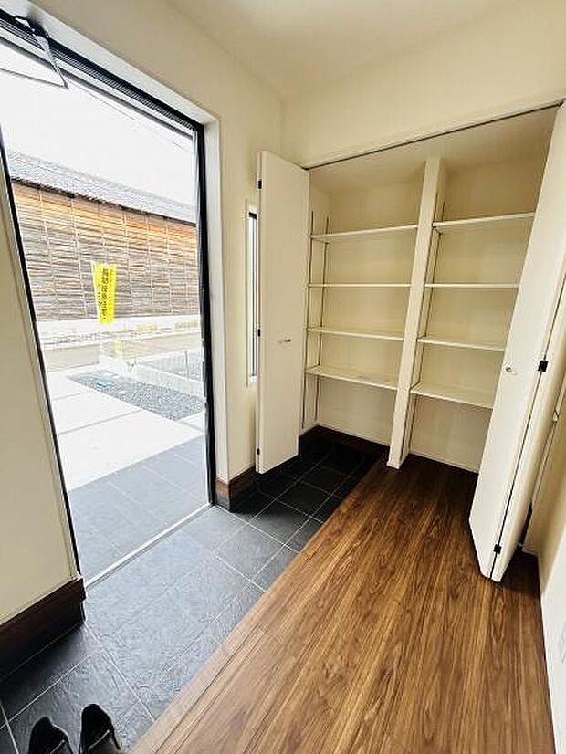 玄関には使い勝手の良い収納棚が設けられており整理整頓がしやすい空間です。シューズの収納にも困らない広さがあり玄関のすっきりとした印象を保てます。窓から自然光が差し込み明るい印象です。