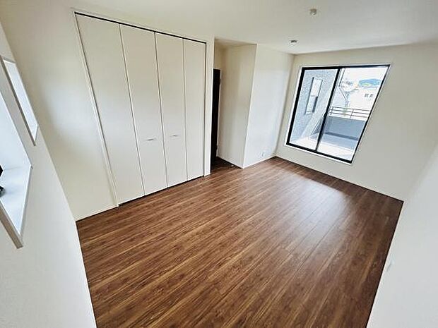 大きな窓から光が入る明るい寝室です。広々としたフローリングの空間が使いやすさを感じさせます。収納に便利なクローゼットも完備されています。シンプルな内装が様々なインテリアに調和します。