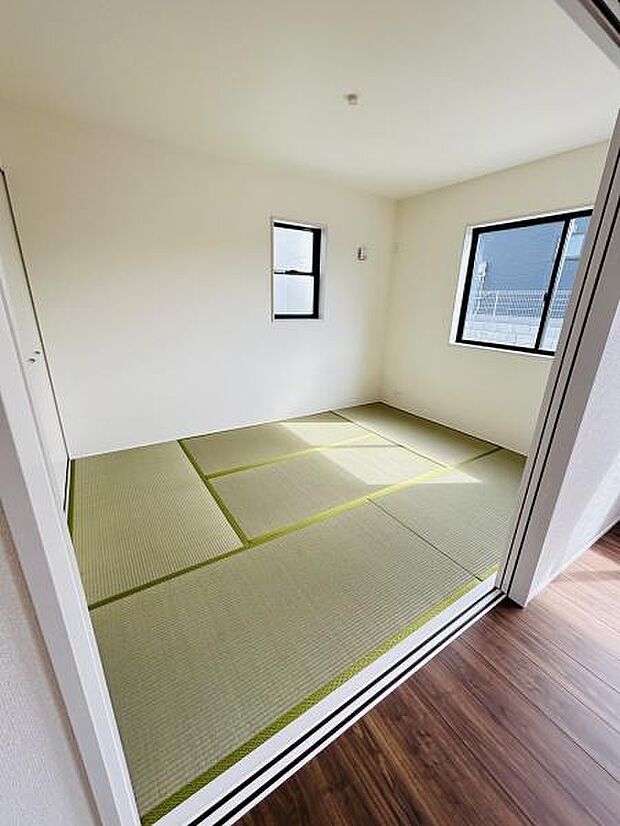 明るい日差しが差し込む和室です。二面採光で圧迫感のない空間となっています。畳の上でリラックスできるゆとりがあります。白い壁とのコントラストがすっきりした印象を与えます。使い勝手の良い和室です。