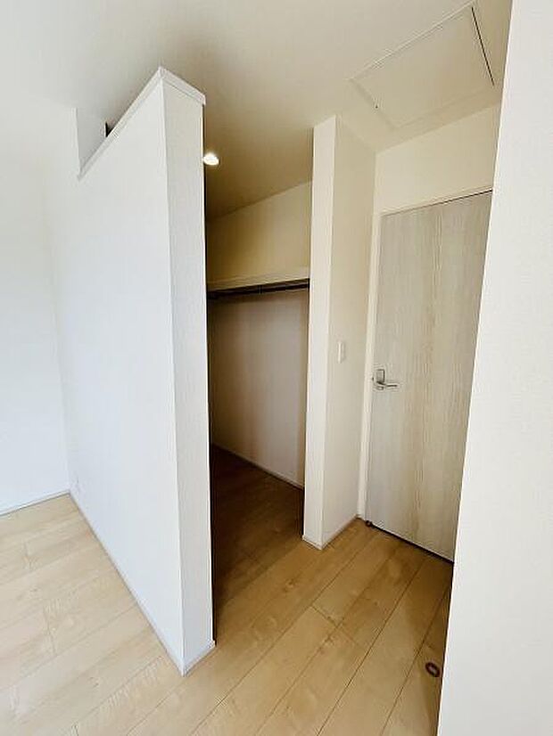 すっきりとしたデザインの収納スペースです。奥行きがありさまざまなアイテムを整理しやすい構造となっています。ナチュラルな床色と調和し空間に馴染みやすい印象です。