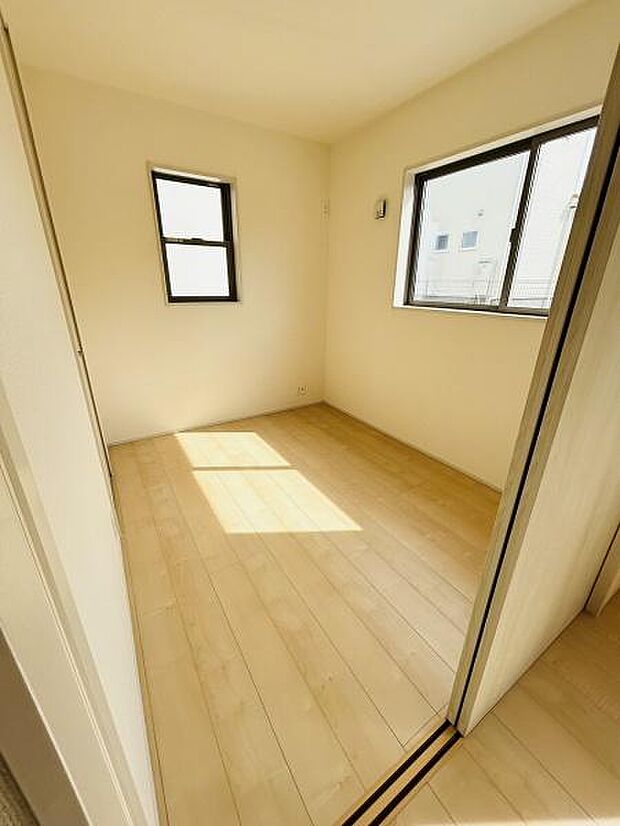 ナチュラルな色合いのフローリングが魅力の洋室です。二面採光で明るい空間になっています。シンプルな内装なのでお好みのインテリアが楽しめます。無駄のない形状でレイアウトしやすいお部屋です。