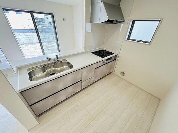 シンプルで使いやすいキッチンです。窓が多く明るさがしっかり確保されています。お手入れしやすいワークトップが魅力的です。収納も充実していますのですっきりとした空間を保てます。