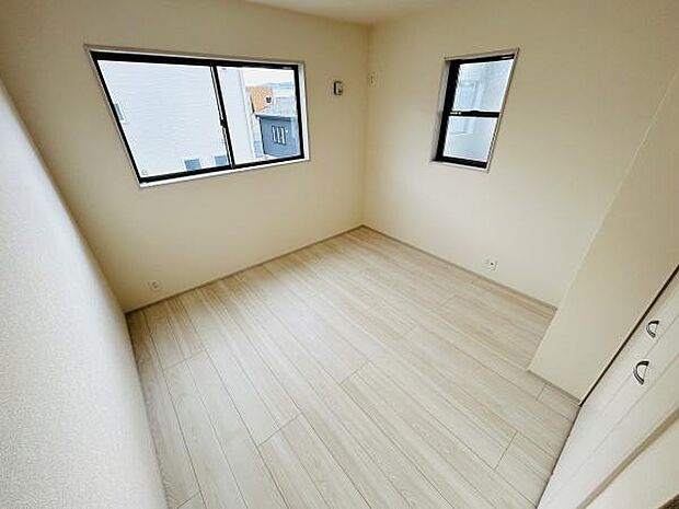 二面採光で明るい空間が広がっています。シンプルな内装で自由なレイアウトが可能です。クローゼット付きで収納も便利です。床は明るい木目調で清潔感があります。子供部屋としての使いやすさが感じられます。