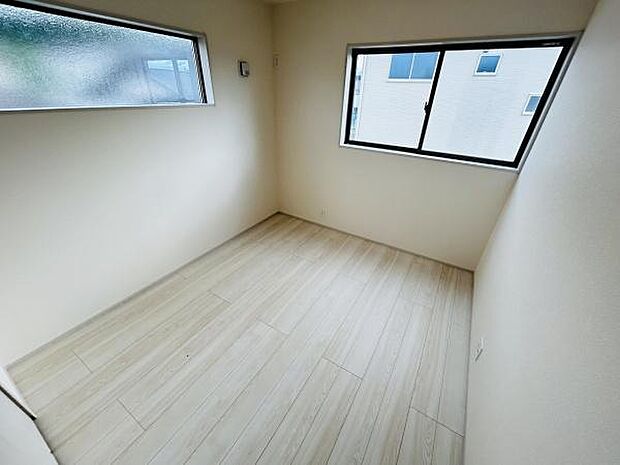 二面採光で明るい雰囲気の洋室です。シンプルな内装で自由なレイアウトが楽しめます。使いやすい形状で様々な家具の配置がしやすい洋室です。床のデザインが空間に清潔感を与えています。