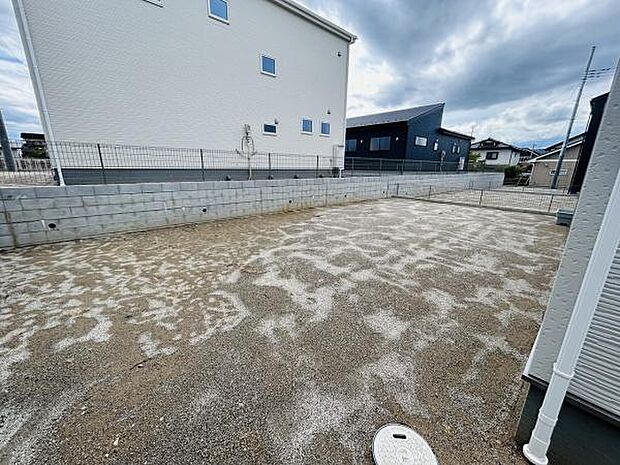 広々とした庭スペースが広がっています。周囲に高い塀が設けられておりプライベート感を高めています。整地された地面が特徴でお手入れがしやすい仕様です。自由な用途に活用しやすい庭です。