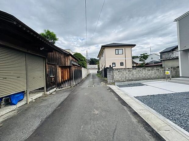 現地前面道路は舗装されており周辺には住宅が並んでいます。落ち着いた通りでゆったりとした雰囲気が感じられます。敷地からの出入りがしやすい形状となっています。道路幅も十分に確保されています。