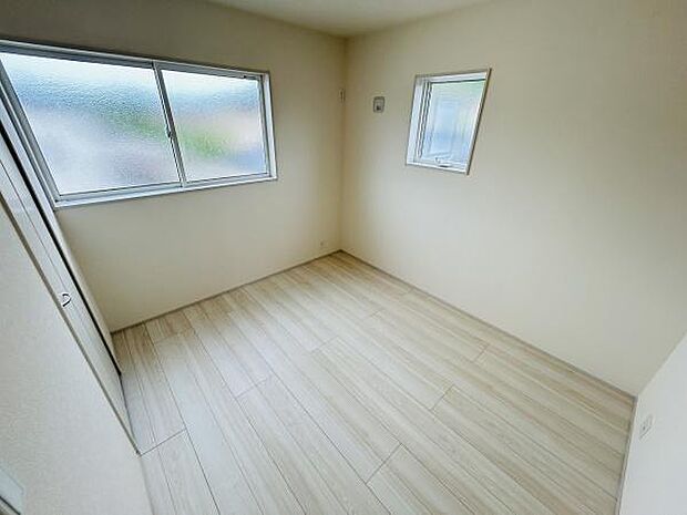 シンプルな内装でお手入れがしやすい洋室です。大きな窓から自然光が差し込み室内が明るい印象となっています。床は明るい色合いで清潔感が感じられます。使い勝手の良い空間が広がっています。