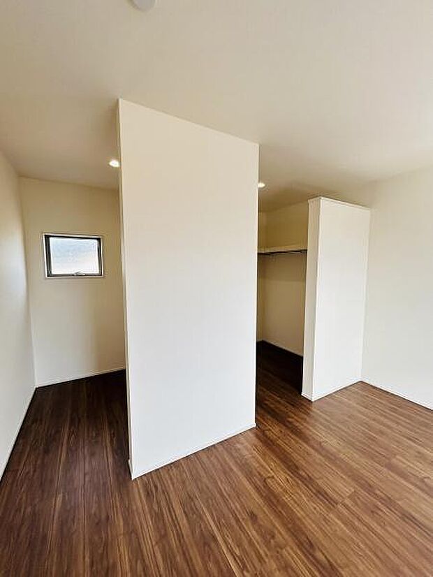 シンプルなデザインが特徴の収納スペースです。すっきりとした空間が確保されています。床材の色合いが落ち着いた印象を与えます。小窓から自然光が差し込み明るい雰囲気です。