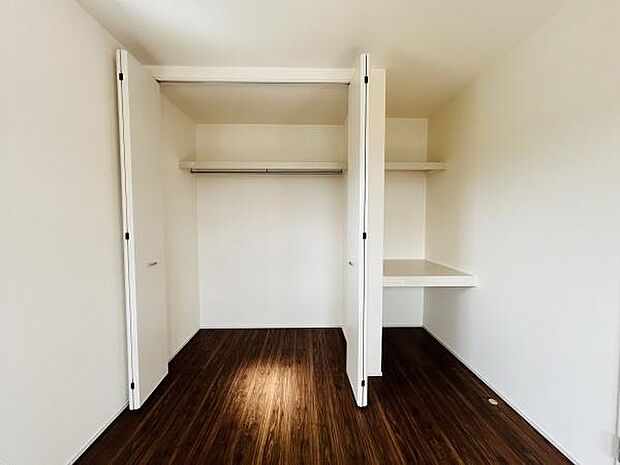 扉付きの収納スペースが設けられており室内をすっきり保つことができます。収納の隣には棚が付いていて使い勝手が考えられています。シンプルなデザインなのでどんなお部屋にも馴染みやすい収納です。