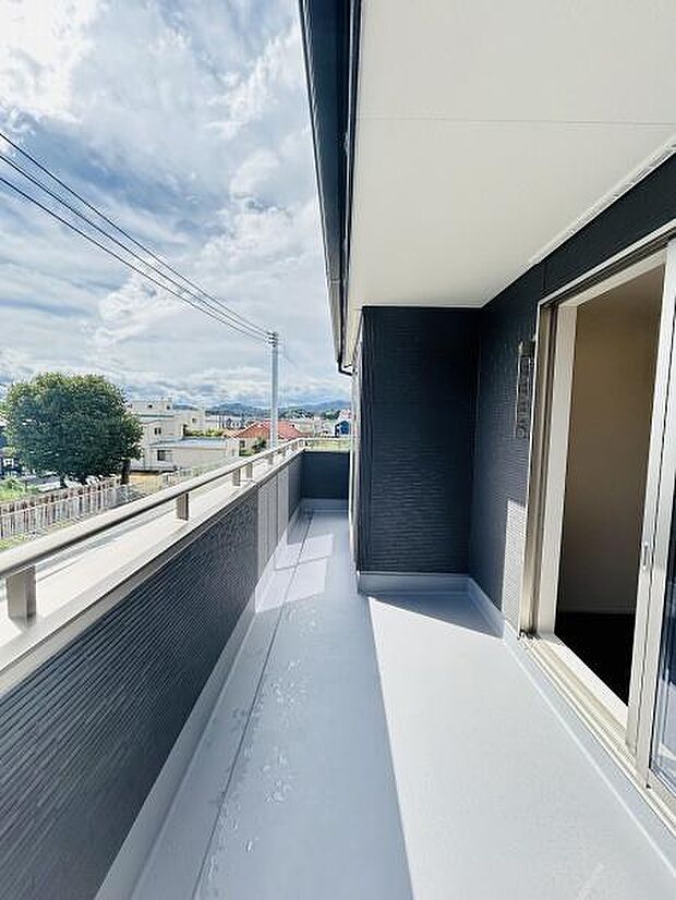 バルコニーが広々としており開放感を感じられます。日当たりもしっかり確保されています。周囲の景色を楽しめる造りです。シンプルなデザインで使いやすそうです。雨の日も安心の屋根付きです。