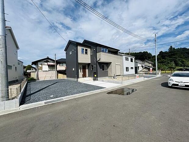 広々とした駐車場スペースが確保されています。アプローチもスムーズで車の出し入れがしやすい配置です。家の前にゆとりのある駐車場があり日常的な利用にも便利です。