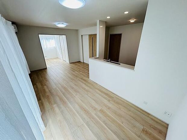 ナチュラルな色合いのフローリングが明るく落ち着いた雰囲気を演出します。キッチンカウンターが空間をすっきり見せ使い勝手の良い間取りです。大きな窓から自然光がたっぷり入り快適に過ごせます。