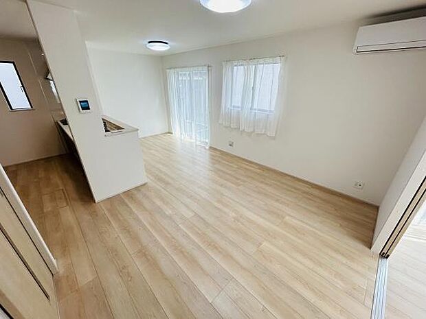 明るい採光が魅力のリビングです。ナチュラルな床材で空間が広く感じられます。エアコン設置済みなのもポイントです。窓が大きく開放感があります。室内の動線もスムーズです。