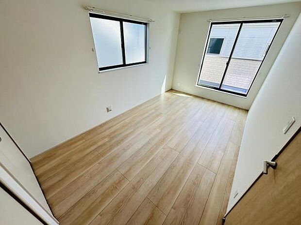 二面採光で明るい寝室です。シンプルな内装でお手入れもしやすい造りとなっています。窓が大きく風通しにも配慮されています。収納スペースも備わっており整理がしやすい空間です。