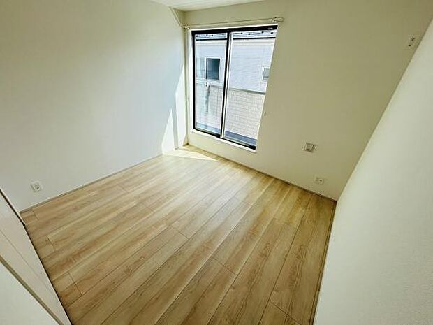 明るい陽射しが差し込む子供部屋です。シンプルな内装でお好みの家具やアイテムを配置しやすい空間となっています。清潔感のあるフローリングが印象的です。収納のアレンジも楽しめます。