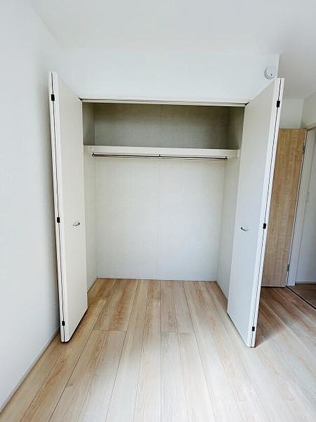 扉を大きく開けられる収納スペースです。室内の色味と調和したデザインが特徴です。シンプルな造りで整理しやすい仕様となっています。ハンガーポール付きで衣類の収納にも対応しています。