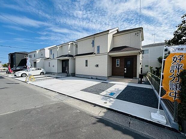 ゆとりのあるスペースが確保された駐車場です。敷地内にあるため出し入れもスムーズに行えます。車の駐車がしやすい配置です。建物と道路の動線も良好です。