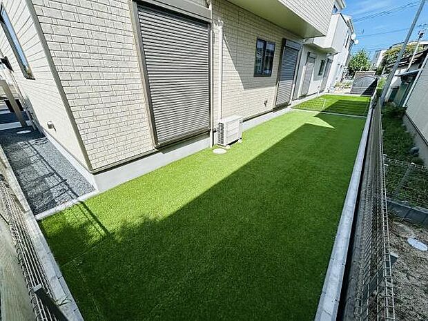 建物横に広々とした庭スペースが設けられています。陽当たりの良い屋外空間なので用途に合わせて活用しやすいです。手入れが行き届いており清潔感があります。