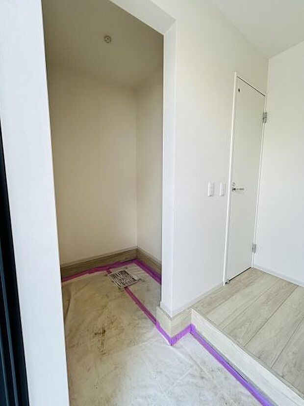 白を基調とした収納スペースでさまざまな用途に活用できます。入口が広いため物の出し入れがしやすいです。床面も段差が少なく収納エリアの確保に適しています。使い勝手を重視したシンプルな設計です。