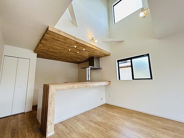 開放感のある高い天井と大きな窓が特徴のキッチンです。木目調のカウンターが空間に温かみを与えてくれます。照明がアクセントになっており明るさも十分です。