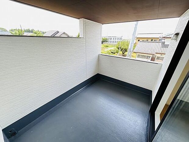 屋根付きで天候の影響を受けにくいバルコニーです。周囲の建物との程よい距離感があり開放感も感じられます。高めの壁でプライバシーにも配慮されています。出入口が広く室内からの移動も便利です。