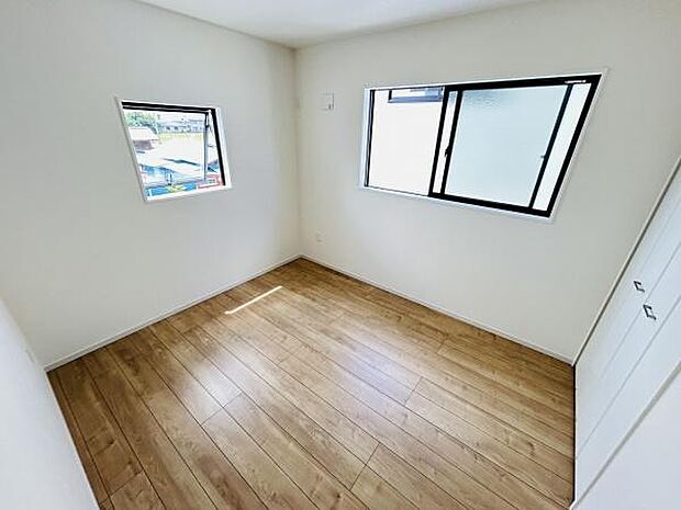 二面に窓があり明るい印象の洋室です。シンプルな内装で家具のレイアウトがしやすそうです。収納スペースも備えられており整理整頓に便利です。ナチュラルなフローリングが落ち着いた雰囲気を演出しています。