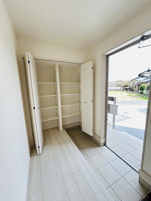 明るい玄関スペースが広がっています。収納棚が備え付けられており靴や小物を整理できます。扉付きの収納で見た目もすっきりと保てます。屋外との出入りがしやすい構造です。