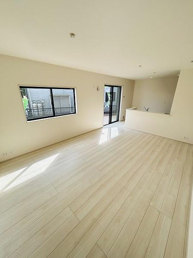明るい日差しが差し込むリビングは開放感のある設計です。清潔感のあるフローリングが印象的です。窓とバルコニーへの出入り口があり通風も良好です。シンプルな内装で家具の配置も自由に楽しめます。