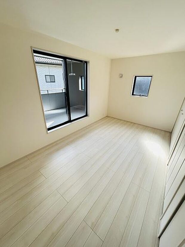 シンプルなデザインでレイアウトしやすい寝室です。大きな窓から自然光が差し込みます。明るい色合いの床材が空間を広く感じさせます。クロゼットも備わっており収納に便利です。