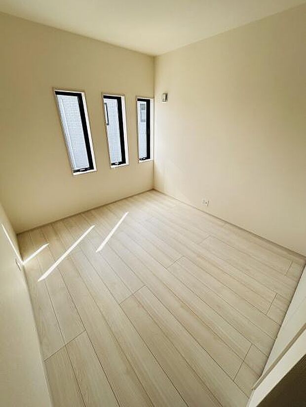 三つの縦長窓が特徴的な子供部屋です。明るい日差しが差し込む室内が魅力的です。ナチュラルなフローリングが温かみを演出しています。壁や床の色合いが落ち着いた雰囲気を作り出します。