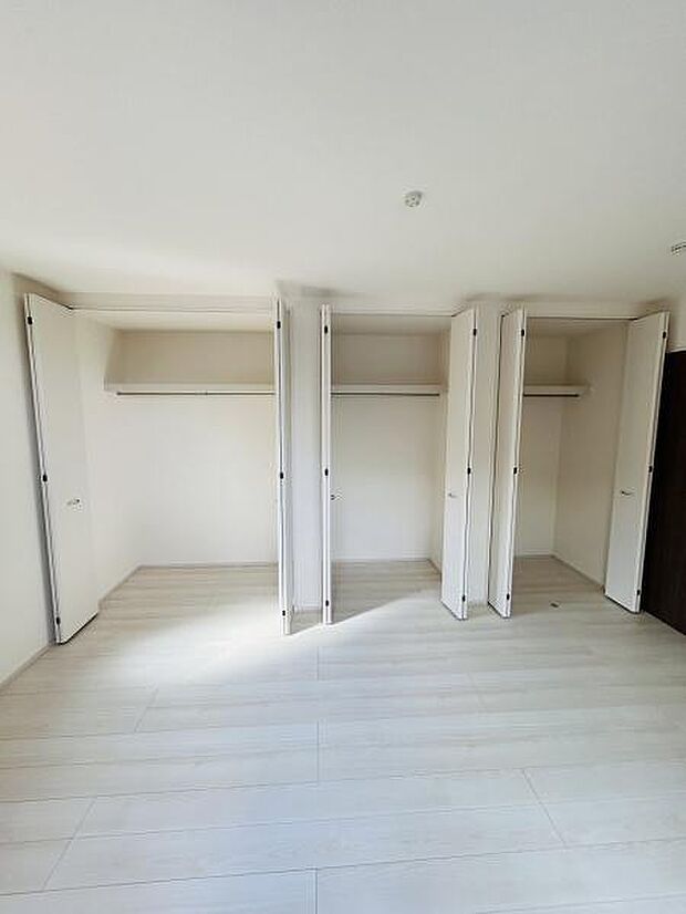 ゆとりのある収納スペースが確保されています。扉付で見た目もすっきりとした印象です。複数の区画で整理しやすく室内も広々と利用できます。収納の使い分けも可能です。