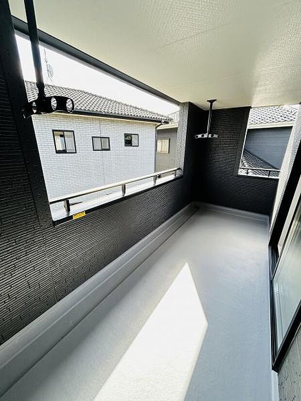 開放感のあるバルコニーは明るい日差しが差し込みます。ゆったりとしたスペースで使い勝手も良好です。洗濯物を干す設備も備えられ実用性にも配慮されています。